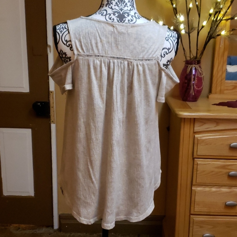 Cold shoulder top M/M - Picture 3 of 5